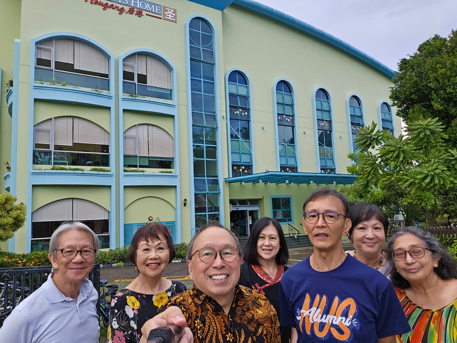 NUS Alumni Sing-Along Members Volunteer at All Saints Home