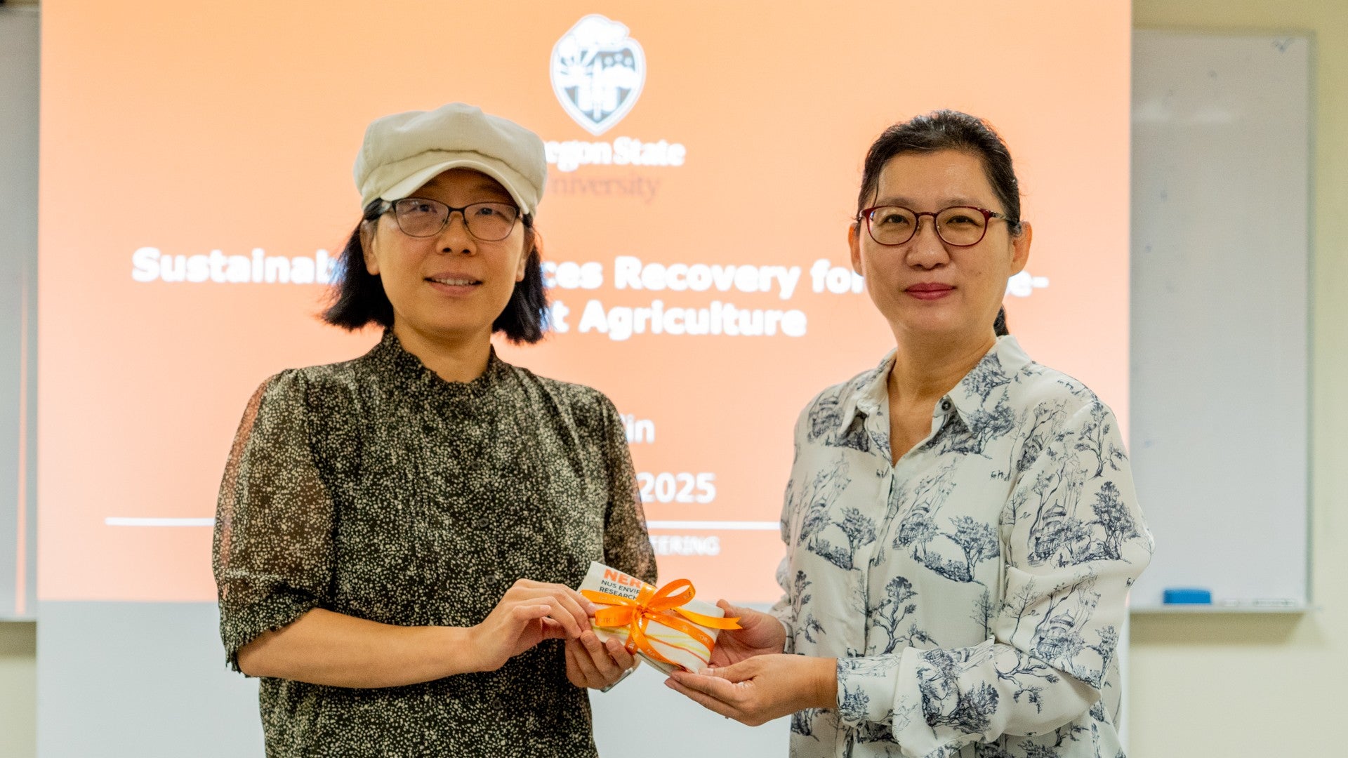 Prof. Hu Jiangyong extends NERI’s appreciation to Asst. Prof. Xue Jin with a token of appreciation.