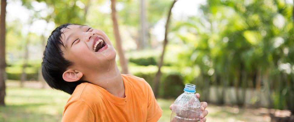 asian-boy-drink-water-2 asian-boy-drink-water-2